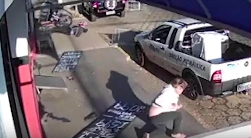 Wahnsinn: Biker und Motorrad liegen links hinten, das "Opfer" (weißes Oberteil) hat den Crash ohne einen Kratzer überstanden. 