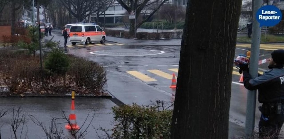Bei der Schule Schwabgut läuft ein Polizeieinsatz.
