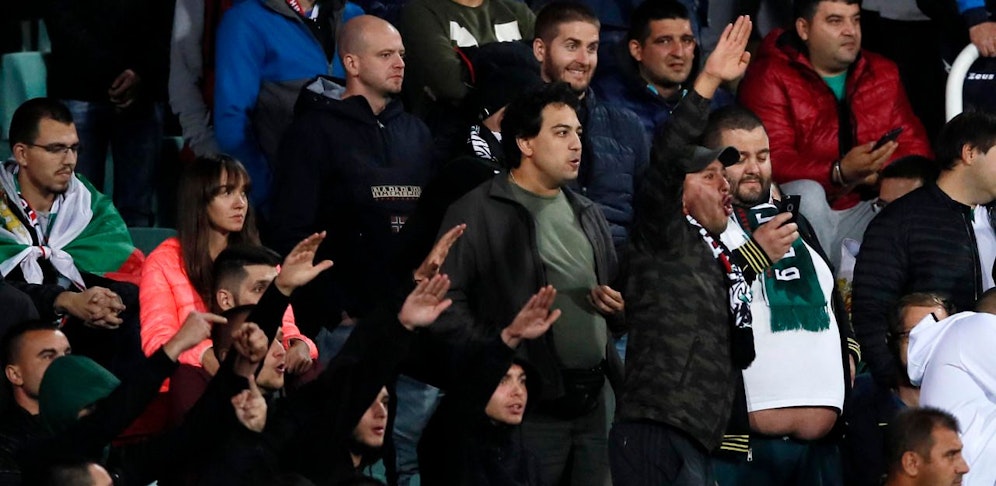Bulgarische Fans schockten gegen England mit Nazi-Grüßen.