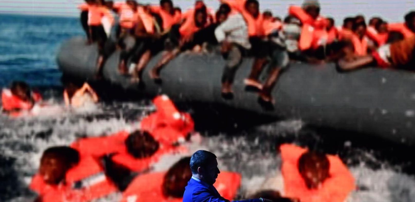 Ein weiteres Flüchtlingsschiff nähert sich Italien, doch Innenminister Salvini lenkt nicht ein.