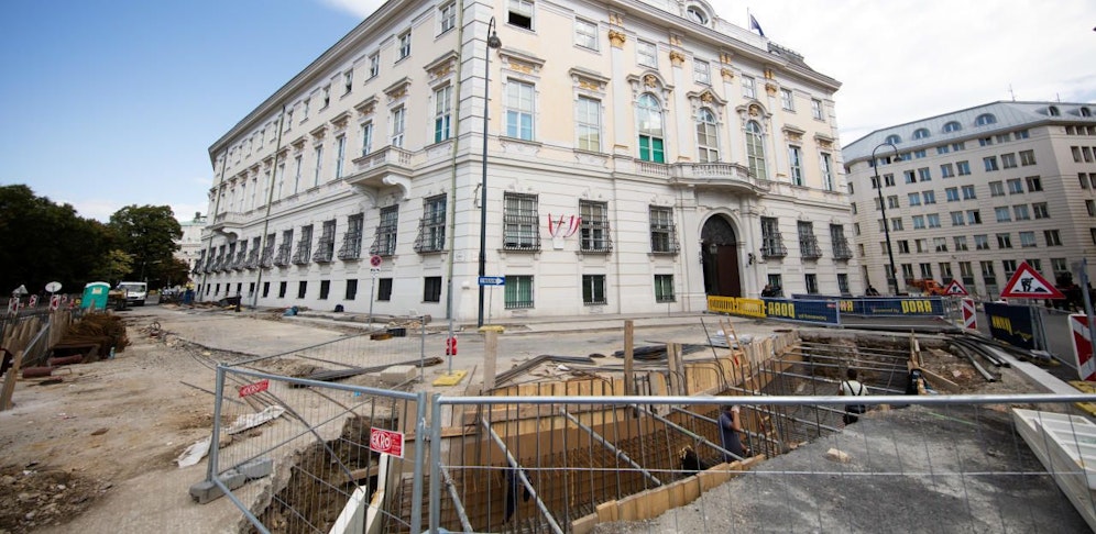 Der Bau wird abgebrochen.