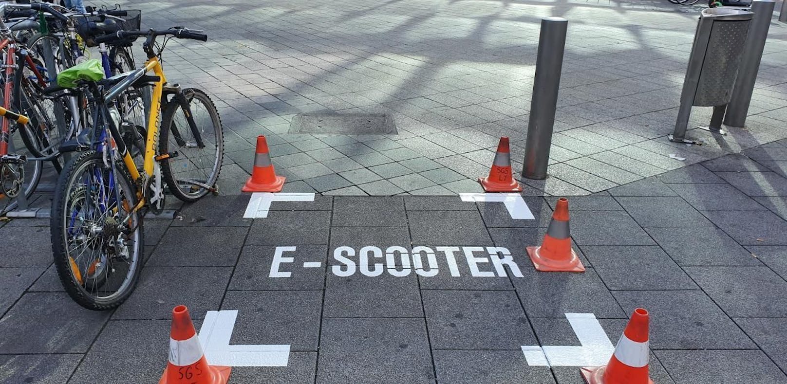In Linz gibt es sie bereits, nun will Bürgermeister Michael Ludwig (SPÖ) auch in Wien eigens ausgewiesene Parkzonen für E-Scooter schaffen. 