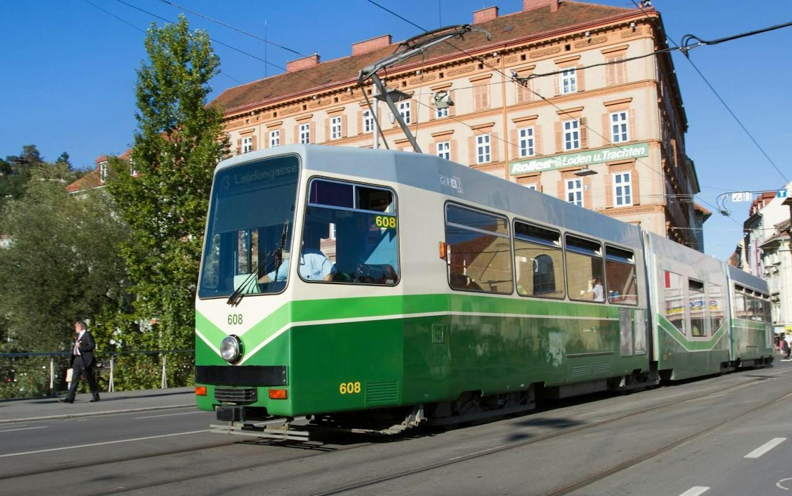 Im Bild eine Straßenbahn auf der Erzherzog-Johann-Brücke in Graz.