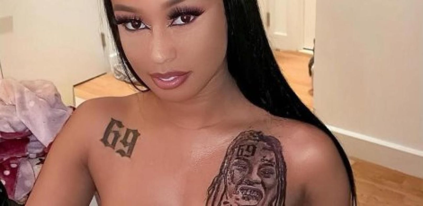 6ix9ines Freundin trägt sein Gesicht als Tattoo