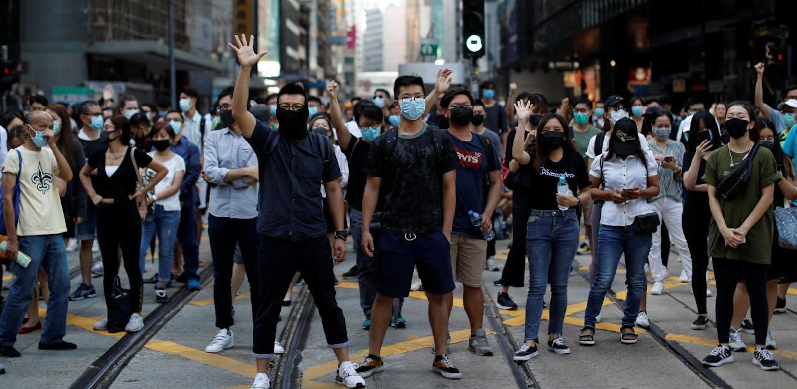 Auch friedliche Demonstranten trugen am Donnerstag bewusst Masken um gegen das Vermummungsverbot zu protestieren.