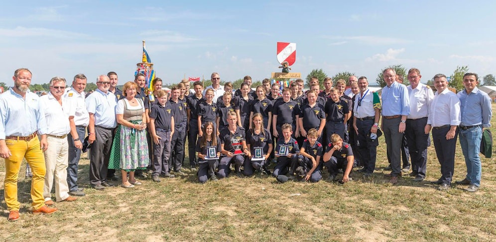 Die Gewinner aus Hollenthon mit prominenten Gratulanten.