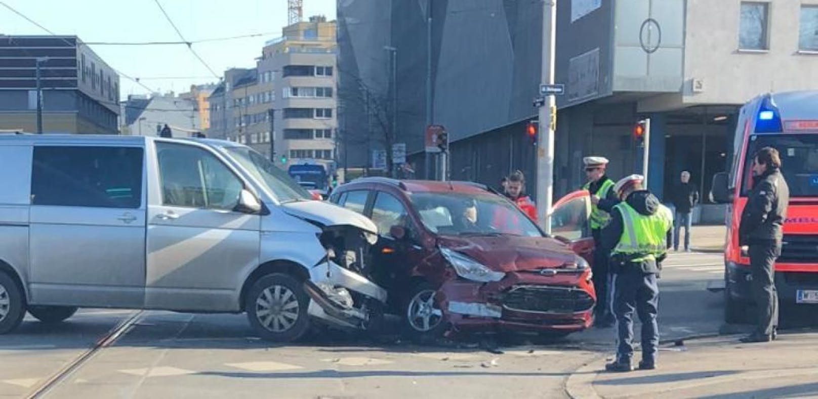 Ein schwerer Verkehrsunfall auf der Donaufelder Straße ging am Mittwoch glimpflich aus.