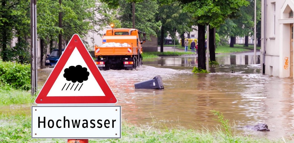 Sintflutregen: Straßen voller Wasser