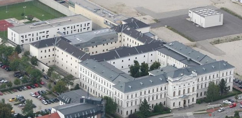 Der Mann sitzt in Wr. Neustadt in Haft.