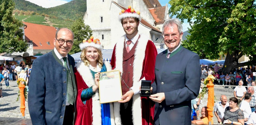 Spitz zeichnet Verkehrslandesrat Karl Wilfing mit der Goldenen Marille aus.