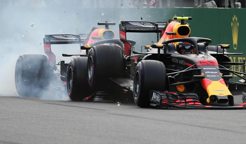 Daniel Ricciardo (l.) fuhr Max Verstappen (r.) ins Heck.
