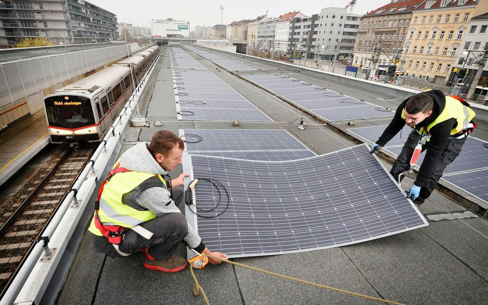 Mittels spezieller Photovoltaik-Folien deckt die U3-Station Ottakring die Hälfte ihres Strombedarfs selbst. 