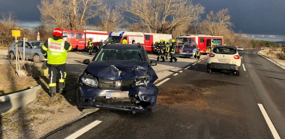 Beide Autos wurden schwer beschädigt.
