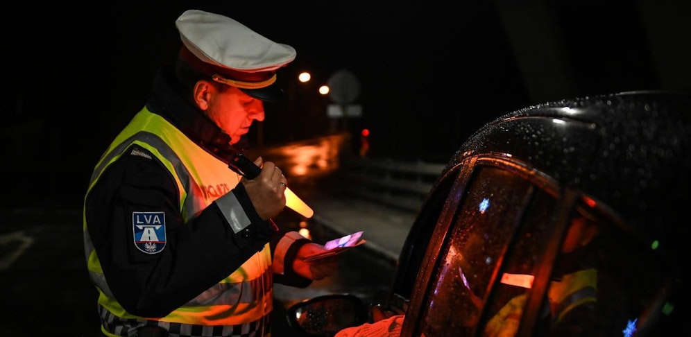 Die Beamten führten eine Lenker- und Fahrzeugkontrolle durch. 