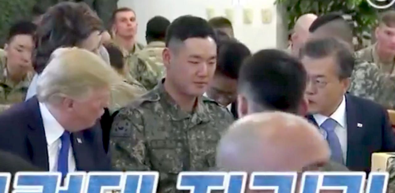 Heute.at - Versteinert - Das ist der ärmste Soldat Südkoreas