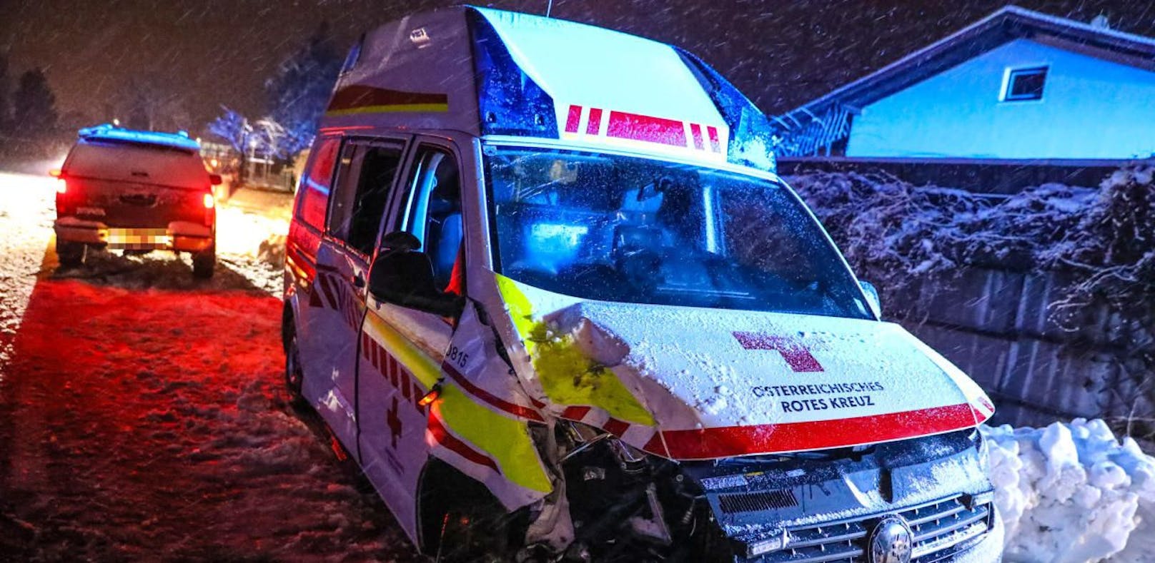 Autofahrerin "schießt" ein  Rettungsauto ab