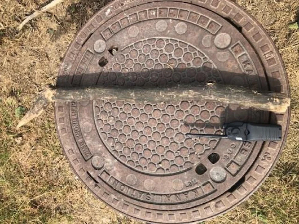 Mit diesem Ast als Prügel in der Hand drohte der Pole den Hundebesitzern.