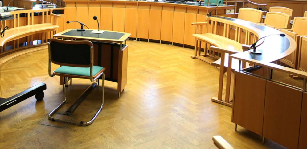 (Symbolbild) Der 19-jährige Vater wurde zu 15 Monaten verurteilt.