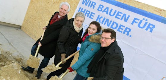 "Roter" Spatenstich: Bezirksvorsteher-Stellvertreter Peter Kriz (SPÖ), Wien Holding-Chefin Sigrid Oblak, Neo-SPÖ-Landesparteisekretärin Barbare Novak und Stadtrat Jürgen Czernorszky (SPÖ) beim Spatenstich am Enkplatz. Bezirksvorsteher Paul Stadler (FPÖ) wusste nichts von dem Termin.