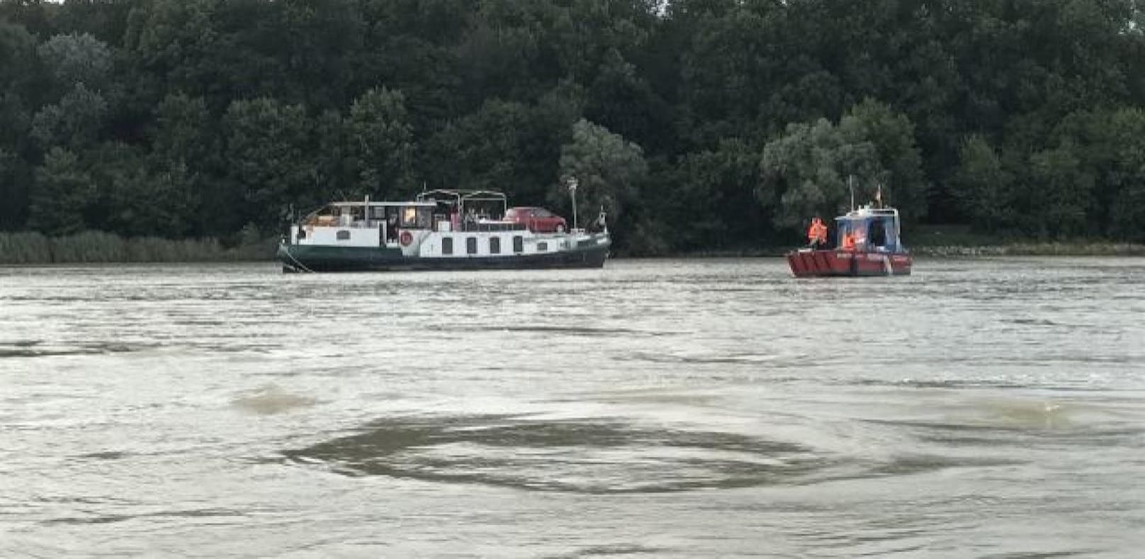 40-Tonnen-Schiff lief in der Donau auf Grund