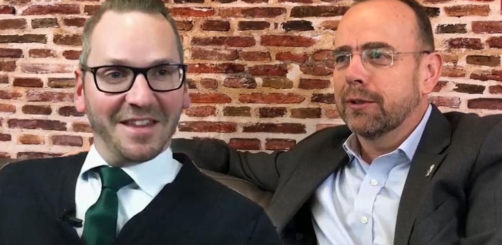 Roland Schmid und Martin Bruckner auf der "Heute"-Couch im Wordrap. Die Spitzenkandidaten der Rapid-Listen stellten sich unseren Fragen. Weiter unten die beiden Videos.