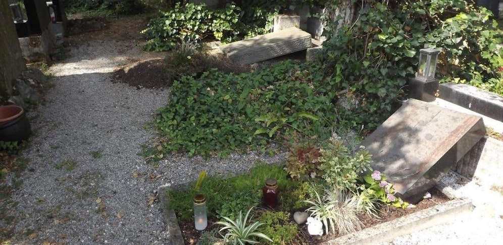 Chaos am Friedhof: die umgeworfene Grabsteine