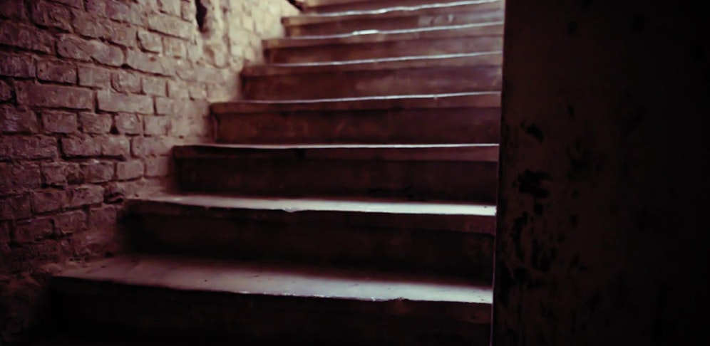 (Symbolfoto) Ein 20-jähriger fiel über die Kellertreppe, sein Großvater alarmierte die Rettung.