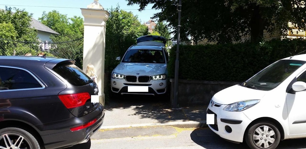 BMW eines Arztes steckte in Melk in Fußgängerweg fest.