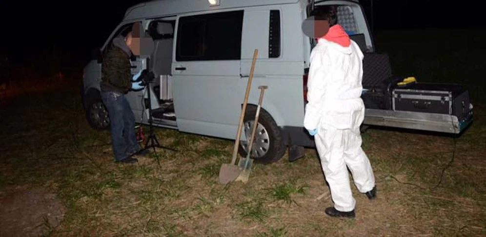 Die Spurensicherung und Tatortgruppe am Dienstag Abend in Moosbrunn