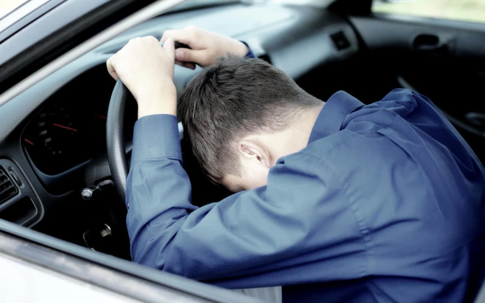 Der 20-Jährige schlief hinter dem Steuer ein