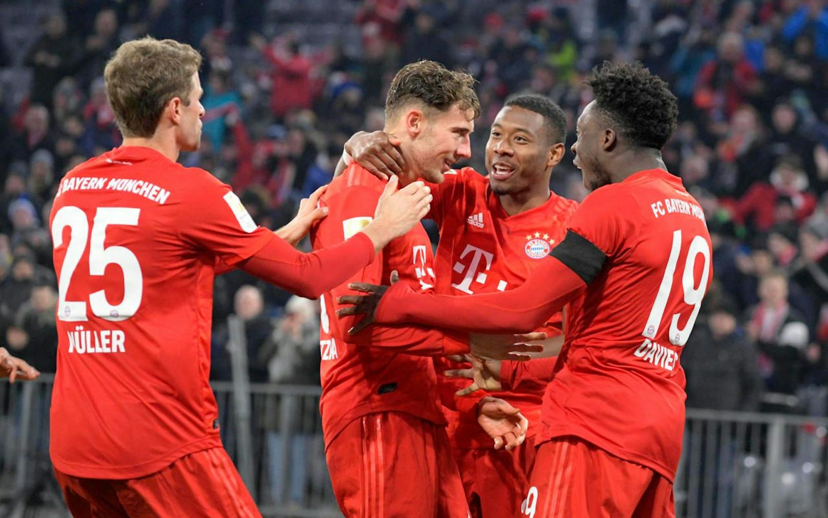 Leon Goretzka feiert seinen Treffer beim Bayern-Sieg über Schalke