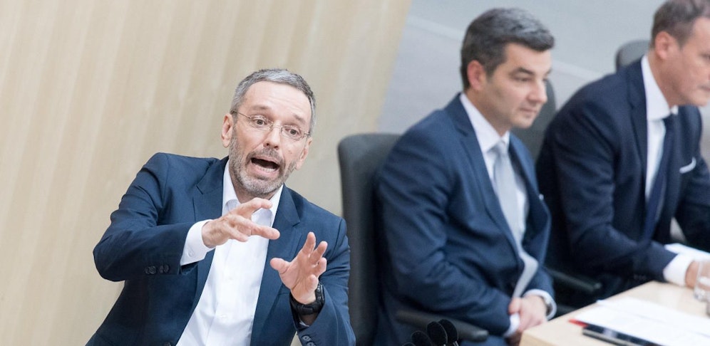 Die beiden ehemaligen Innenminister Herbert Kickl und Wolfgang Peschorn im Parlament (Archivbild).