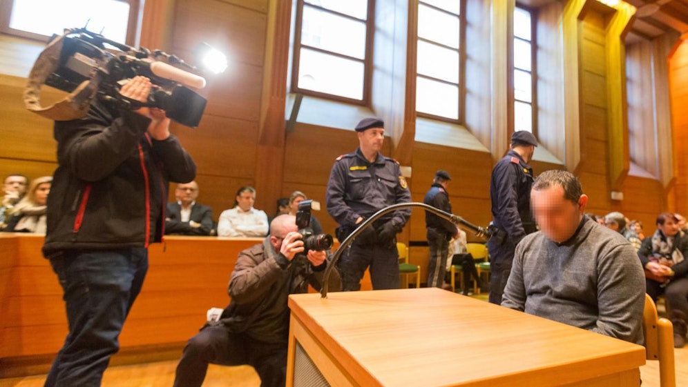 Ein 43-jähriger Serbe muss sich vor dem Landesgericht in Innsbruck verantworten. Dem Mann wird vorgeworfen, seine 26-jährige Schwiegertochter am 2. Februar des vergangenen Jahres von der Arbeit abgeholt und getötet zu haben. Die Leiche der zweifachen Mutter wurde im April im Inn gefunden. 