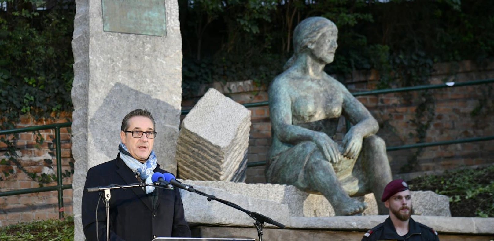 Strache enthüllt Denkmal für Trümmerfrauen