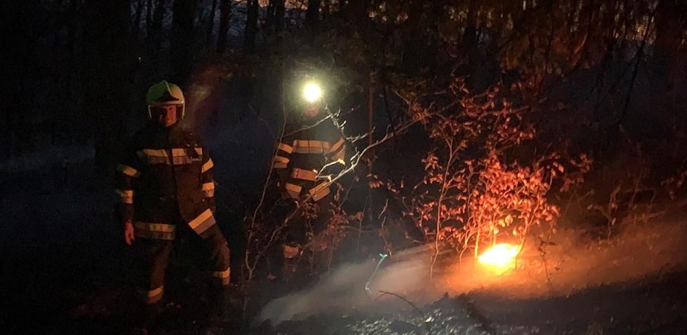 Mittwochnachmittag geriet ein Wald am "Gleichenberger Kogel" aus bislang unbekannter Ursache in Brand. Verletzt wurde niemand.