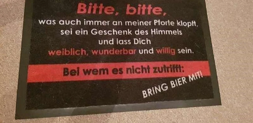 Lustiger Gag oder schlechter Scherz - wie stehen Sie zu dieser Matte in einem Wiener Wohnhaus?