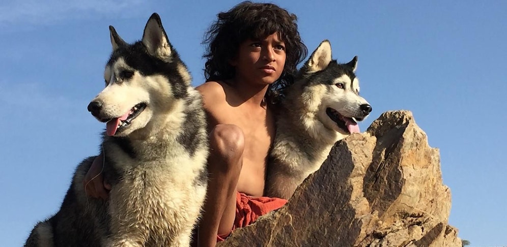 Mythos Wolfskind - Mogli und die wilden Kinder: Mogli (Shivam Lohar) mit seinen "tierischen" Eltern. 