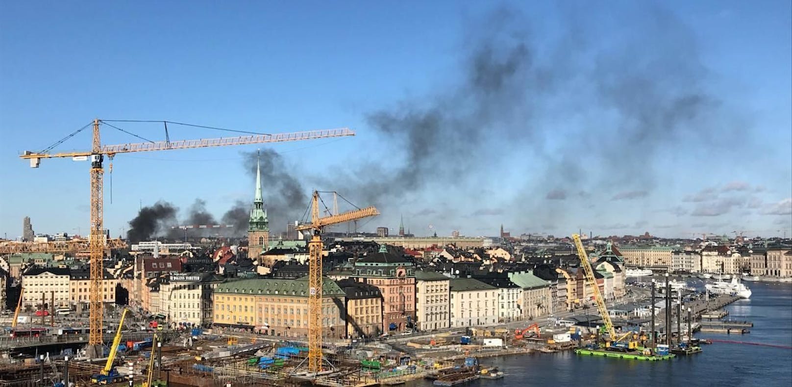 Eine riesige Rauchsäule über Stockholm