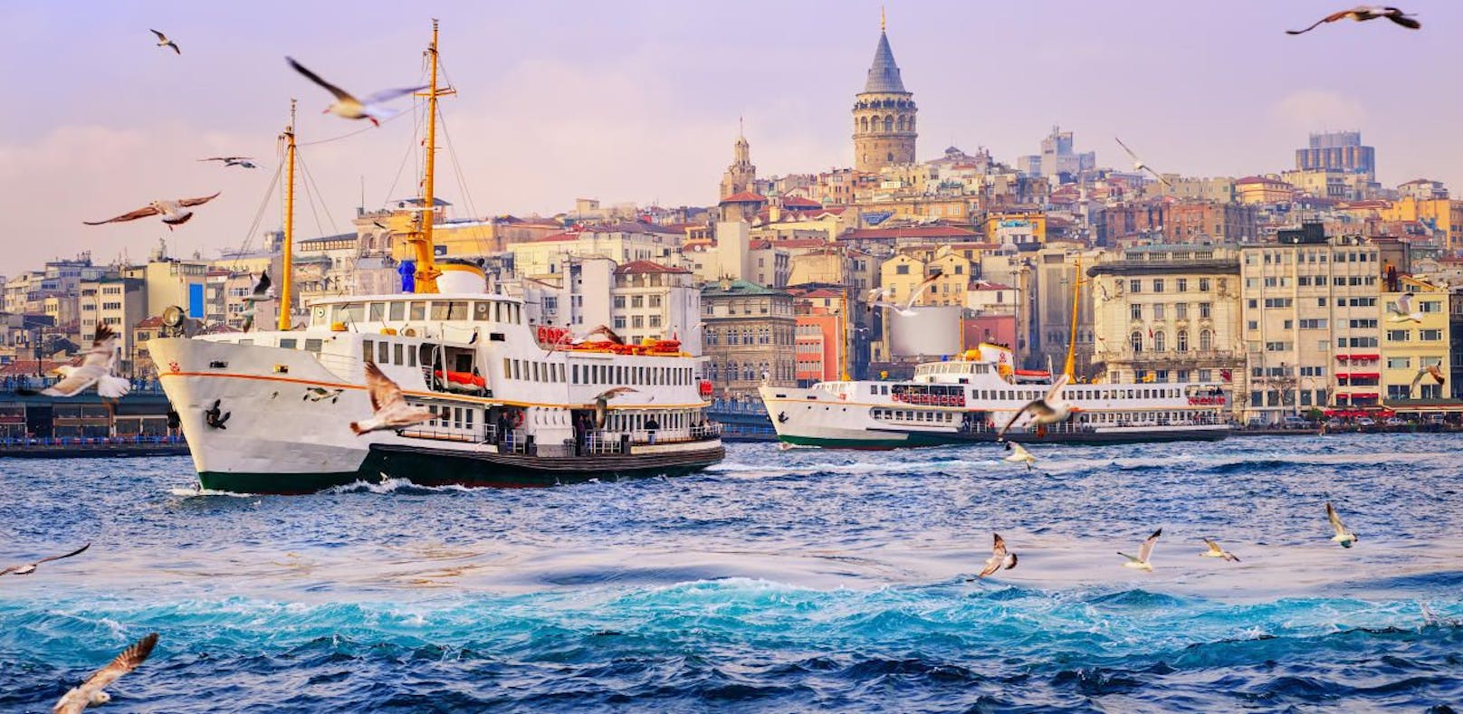 Der Bosporus erstrahlt plötzlich in Türkis
