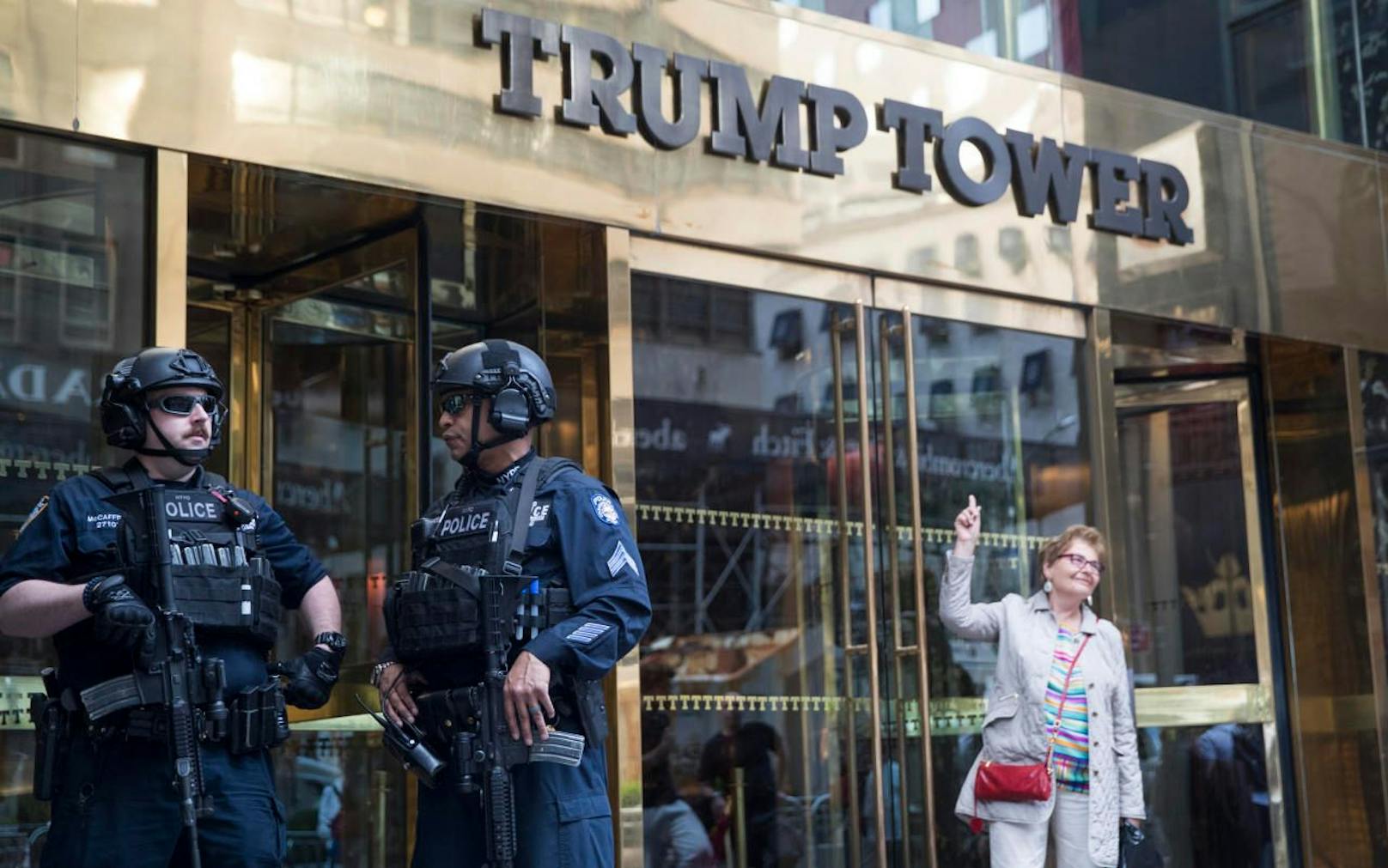 Diebe haben Juwelen aus zwei Wohnungen im Trump Tower gestohlen.