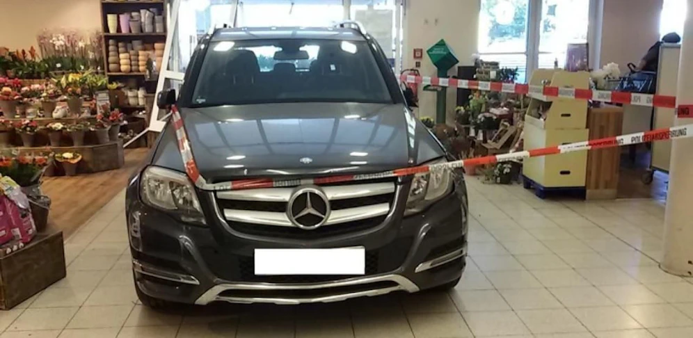 Die Frau krachte mit ihrem Mercedes in einen Supermarkt