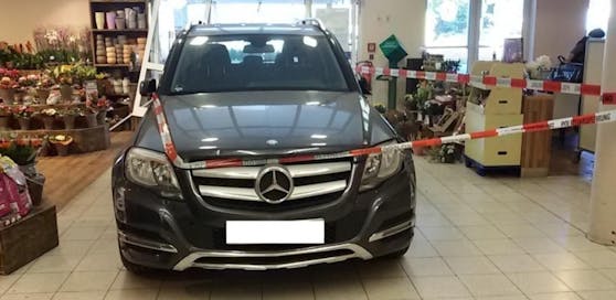 Die Frau krachte mit ihrem Mercedes in einen Supermarkt