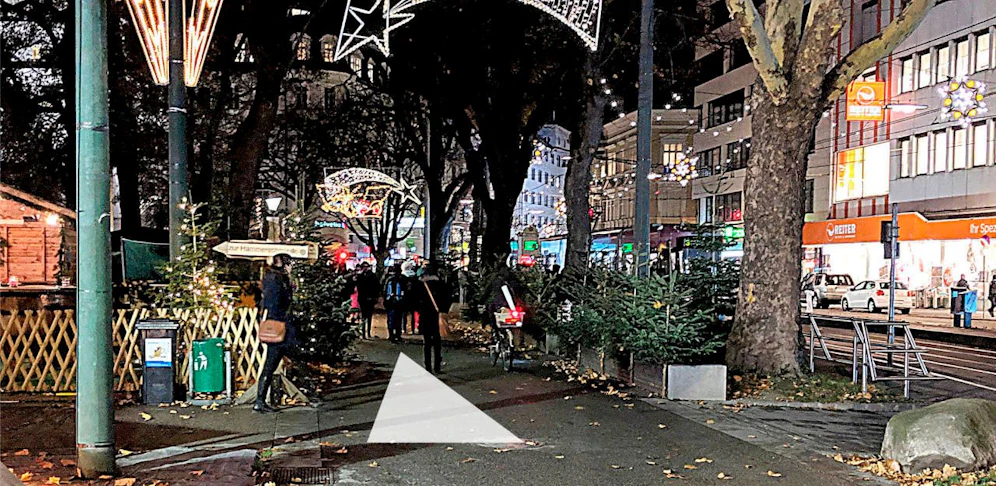 Beim Christkindlmarkt im Volksgarten müssen die Radfahrer an zahlreichen Standln vorbei.