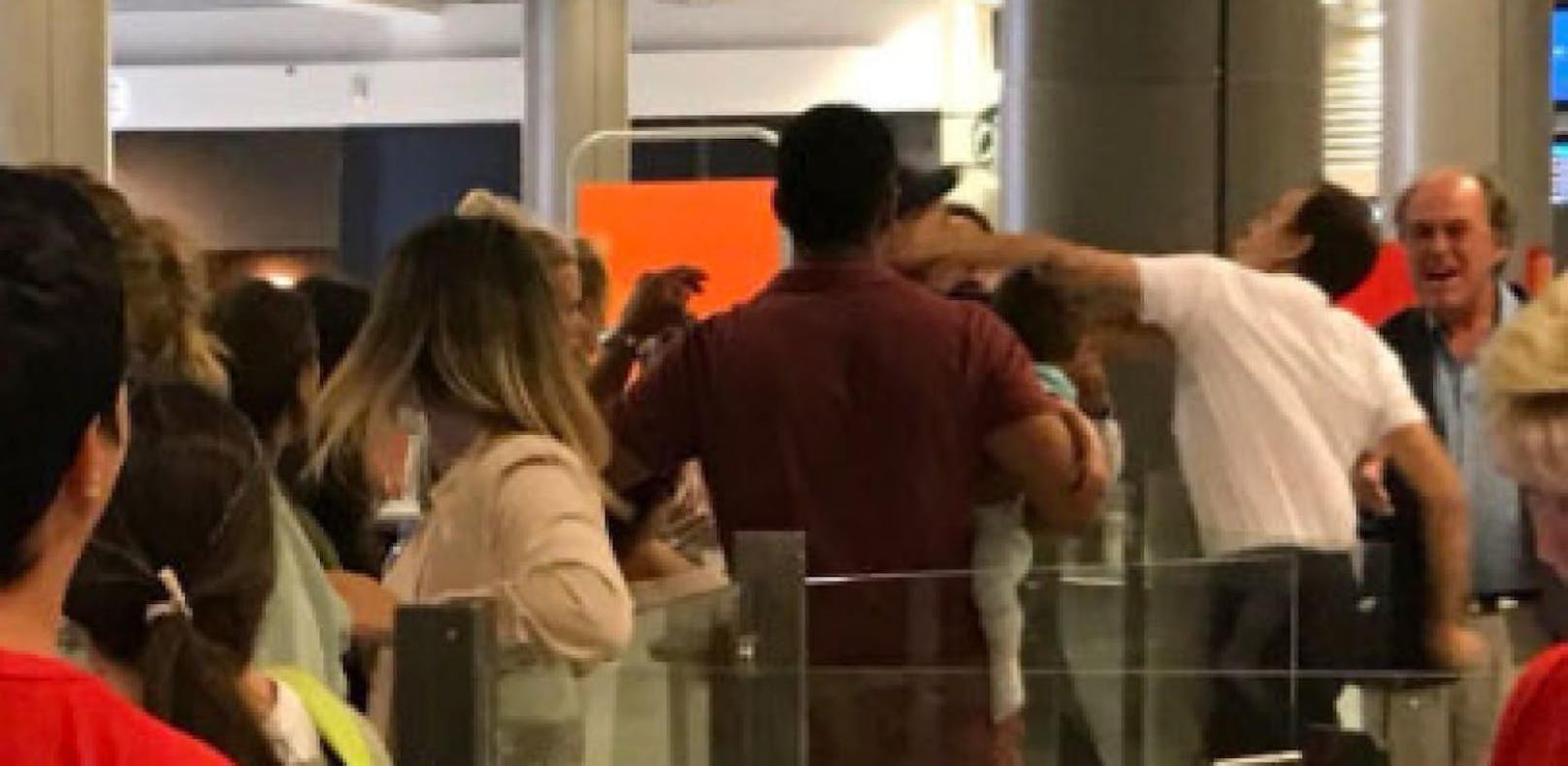 Airport-Mitarbeiter  prügelt auf Mann mit Baby ein