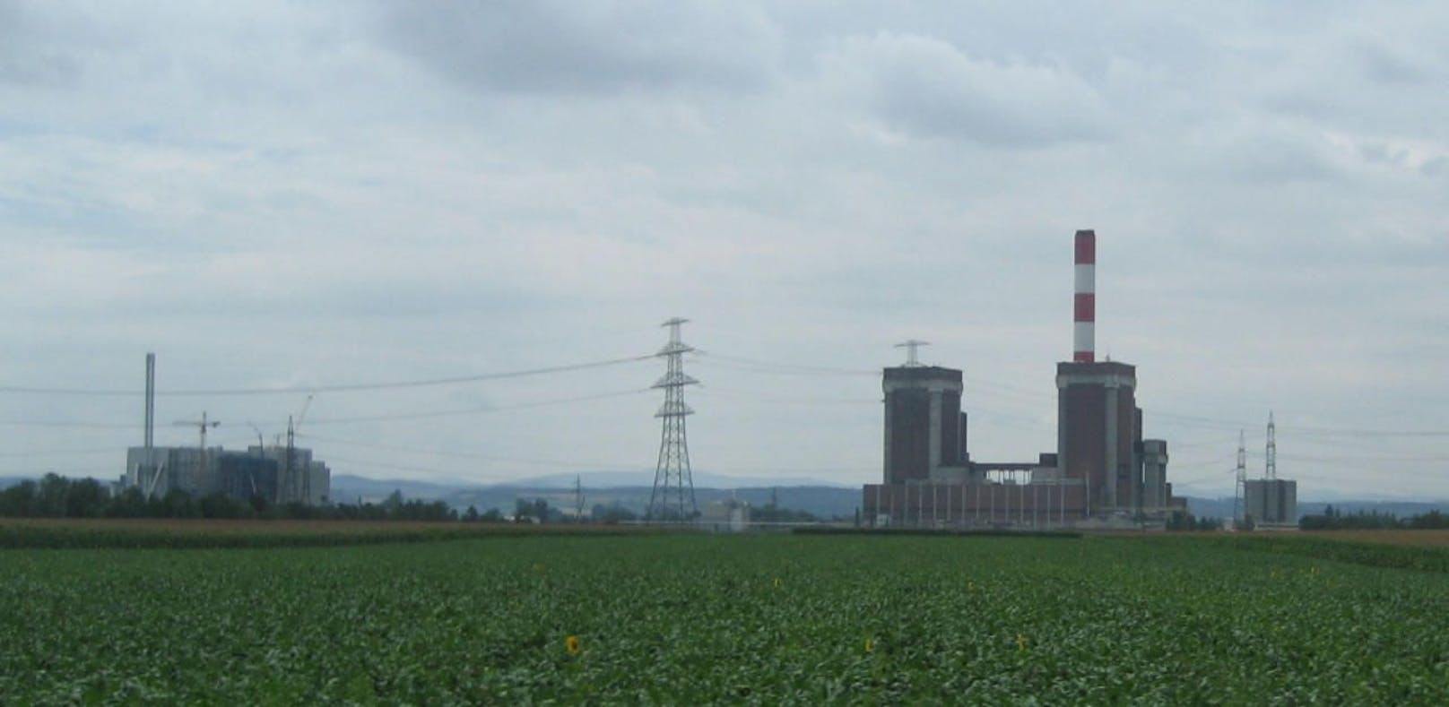 Das Kraftwerk Dürnrohr mit der Müllverbrennungsanlage links hinten.