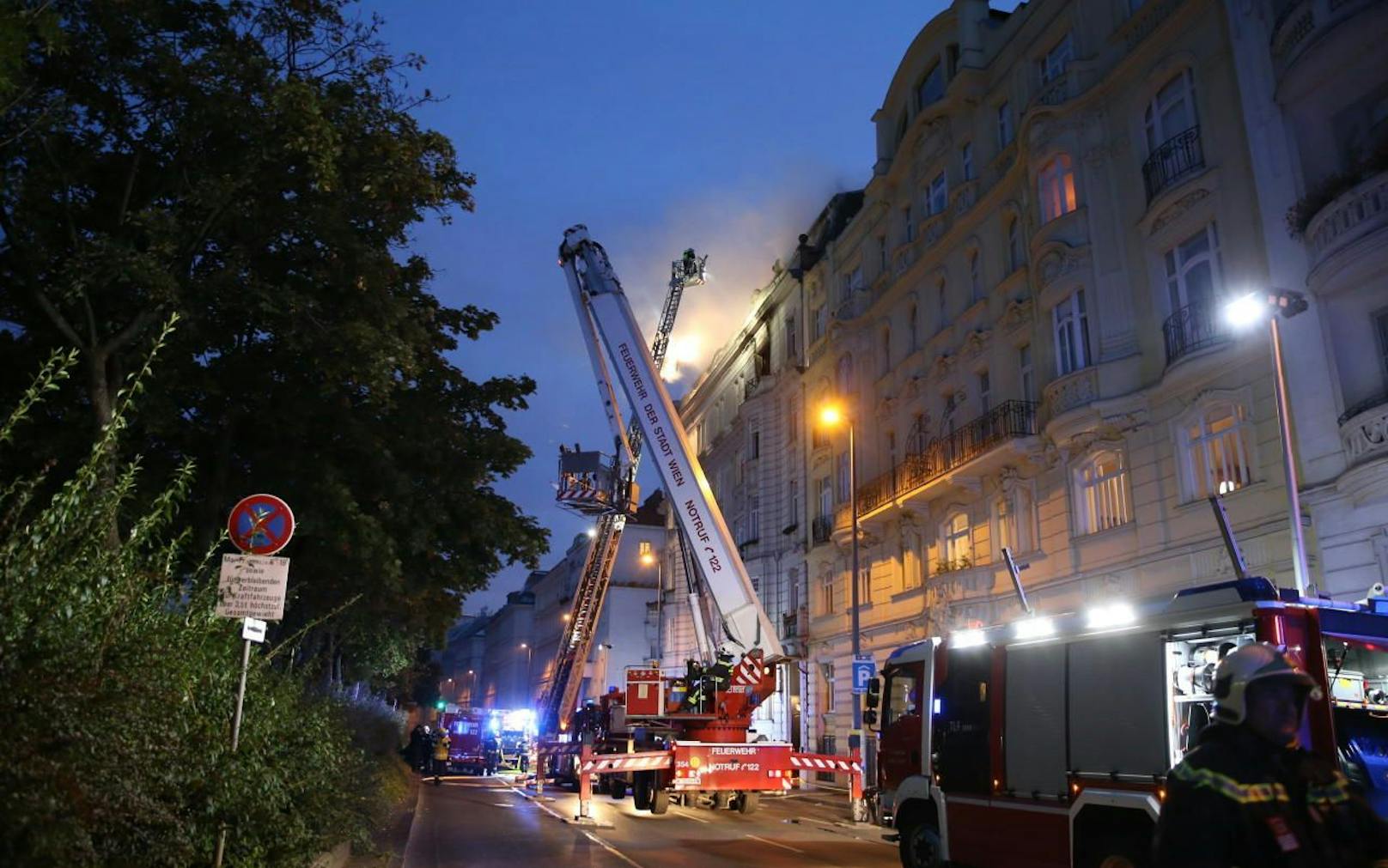 Nach dem Hotelbrand an der Rossauer Lände (Alsergrund) waren die Feuerwehrmänner die ganze Nacht vor Ort. 