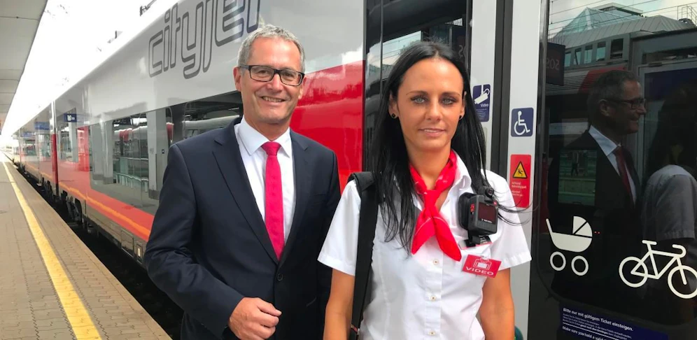 Jetzt auch fix in Oberösterreich im Einsatz: Die BodyCam in ÖBB-Zügen. Am Bild: Paul Sonnleitner und Zugbegleiterin Tanja Hackl. 