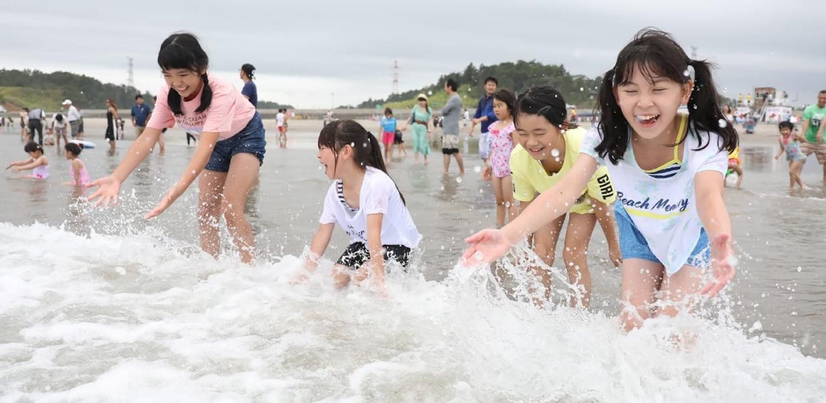 Kinder planschen wieder am Strand von Fukushima