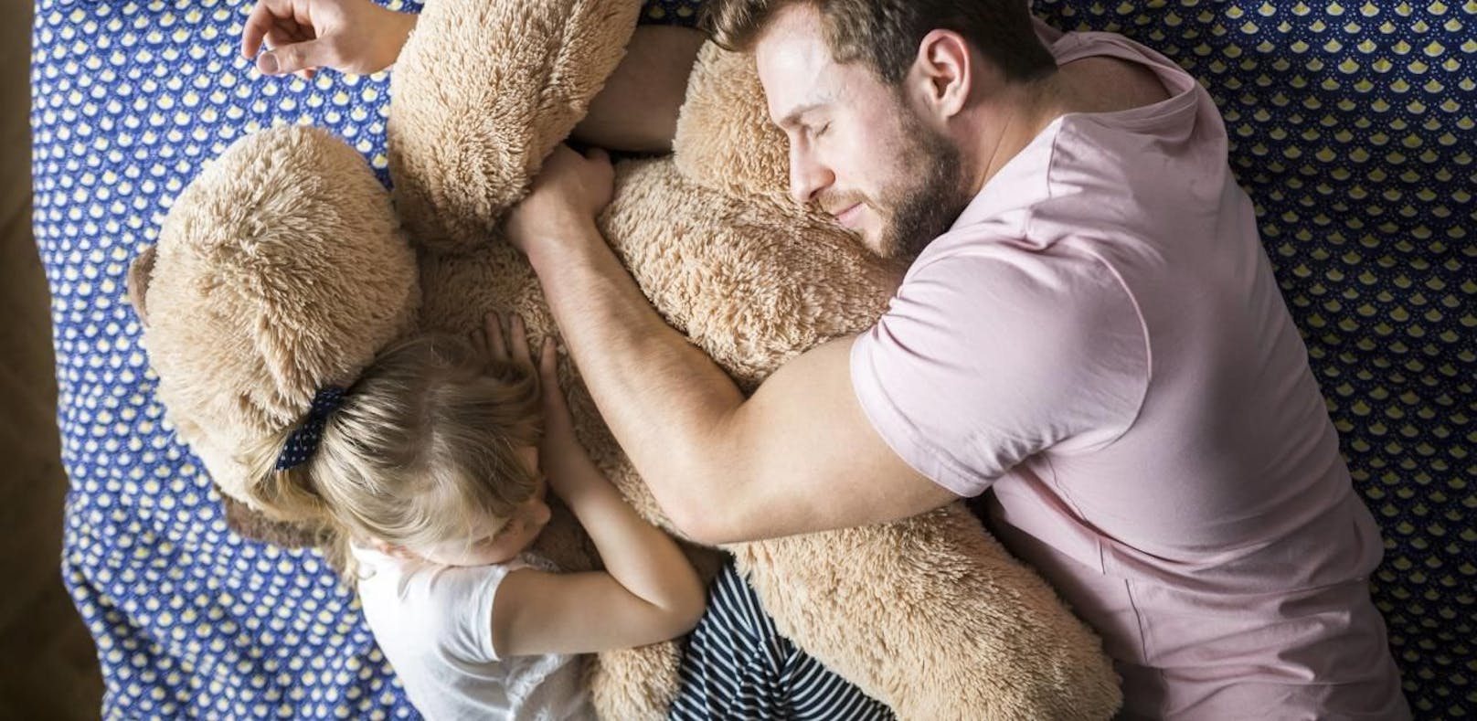 Das EU-Parlament setzte am Donnerstag eine neue Richtlinie um, die Vätern rechtlich einen bezahlten Papa-Urlaub von zehn Tagen ermöglicht.