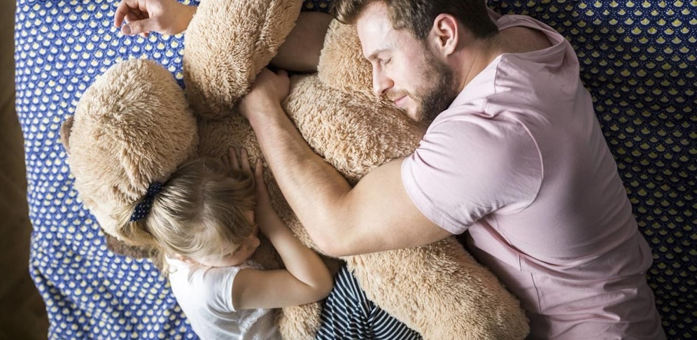 Das EU-Parlament setzte am Donnerstag eine neue Richtlinie um, die Vätern rechtlich einen bezahlten Papa-Urlaub von zehn Tagen ermöglicht.